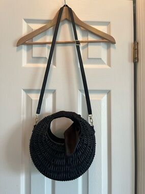 Scoop Women's Small Straw
Crescent Crossbody Bag